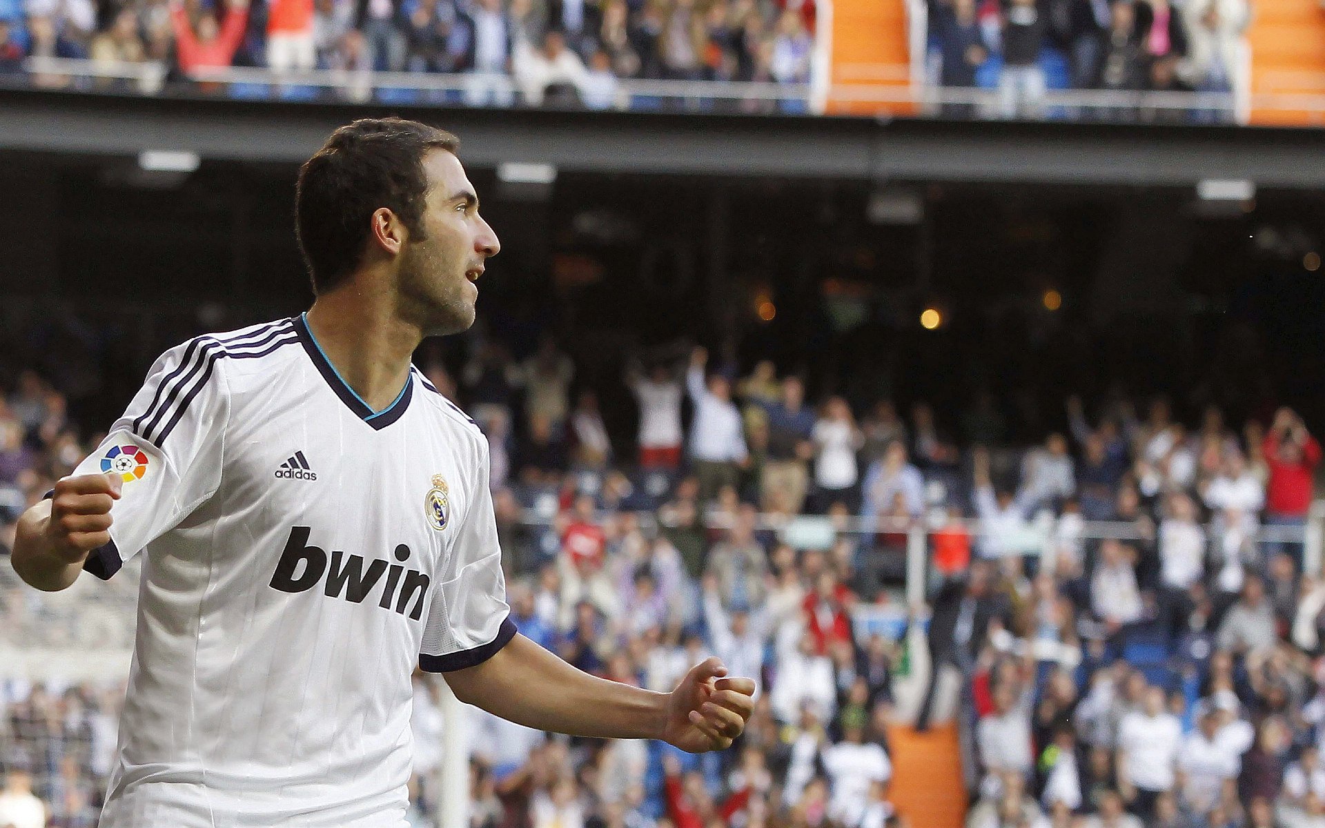 德甲巅峰碰撞：攻守大对决令人震撼，德甲对标